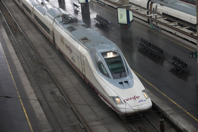 Archivo - Un tren AVE entra en un andén de la estación de Atocha