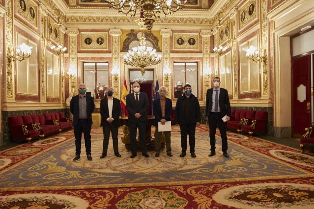 Varios diputados de Islas Baleares se hacen una foto de familia en el Congreso, donde han defendido varias iniciativas aprobadas por su Parlament, entre ellas una ley para volver fijar límites a las rebajas comerciales