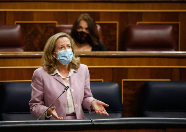 La vicepresidenta tercera del Gobierno, Nadia Calviño, responde a las preguntas de los parlamentarios en la sesión de control al Ejecutivo