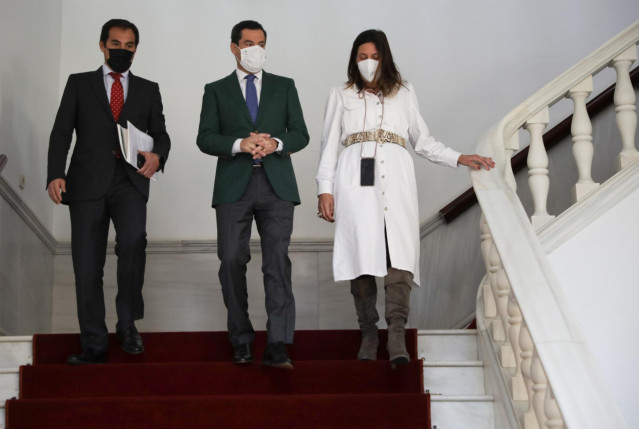 José Antonio Nieto, Juanma Moreno y Loles López, en el Parlamento andaluz.