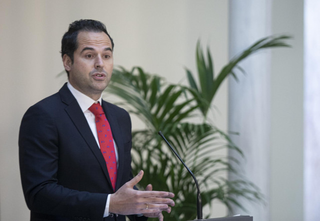 El vicepresidente de la Comunidad de Madrid y consejero de Deportes, Transparencia y portavoz del Gobierno, Ignacio Aguado (d), atiende a los medios tras su reunión con el vicepresidente de la Junta de Andalucía, Juan Marín. En el Palacio de San Telmo, Se