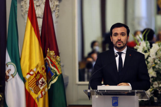 El ministro de Consumo, Alberto Garzón, se dirige al público asistente después de visitar el Ayuntamiento de Málaga a 24 de febrero 2021