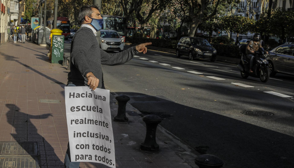 Archivo - Un hombre porta un cartel reivindicativo durante el día en que autobuses escolares de colegios concertados recorren la ciudad con lazos naranja en protesta contra la ‘Ley Celaá’, que s