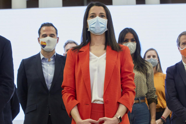 La presidenta de Ciudadanos, Inés Arrimadas, junto a los miembros del nuevo Comité Permanente del partido tras la reunión de la Ejecutiva en Madrid.