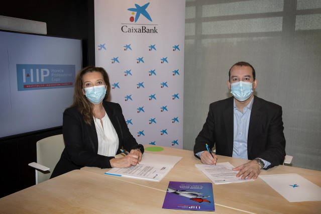 La directora ejecutiva de Negocios y Emprendedores de CaixaBank, Ana Diez, y el CEO de Nebext, Albert Planas, firman un convenio entre CaixaBank Negocios y Horeca Professional Expo