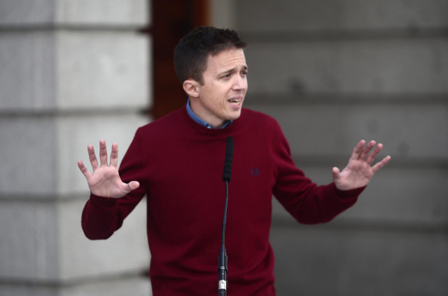 El líder de Más País, Íñigo Errejón, responde en una rueda de prensa convocada tras informar del registro de una moción de censura en la Asamblea de Madrid con su líder en la región y diputada, Mónica García, como candidata, en Madrid, (España).