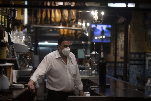 Un camarero en la barra de un bar. Andalucía amplía hasta las 21.30 horas la apertura de hostelería y comercio en municipios con nivel 2 de alerta. En Sevilla (Andalucía, España), a 05 de marzo de 2021.