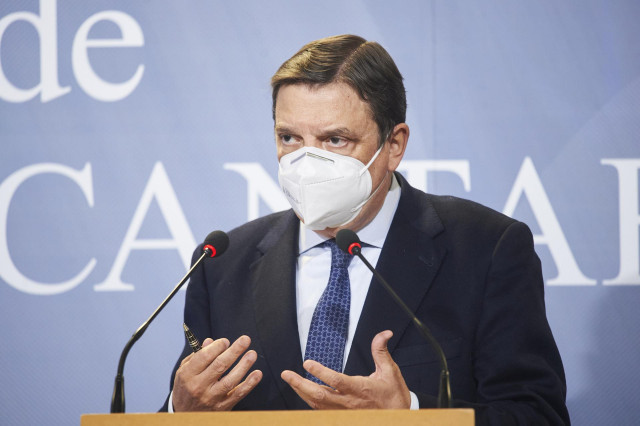Archivo - El ministro de Agricultura, Luis Planas, interviene en una rueda de prensa