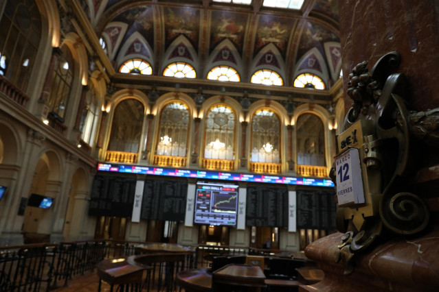 Paneles en el interior del Palacio de la Bolsa, en Madrid (España).