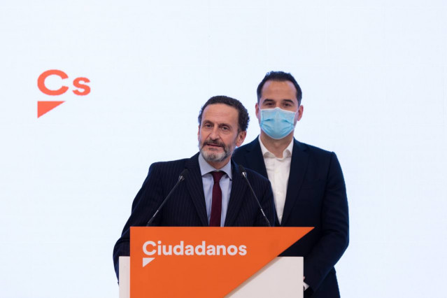 El portavoz de Ciudadanos en el Congreso, Edmundo Bal (i), y el exvicepresidente de la Comunidad de Madrid, Ignacio Aguado, y durante una comparecencia en la sede de Ciudadanos