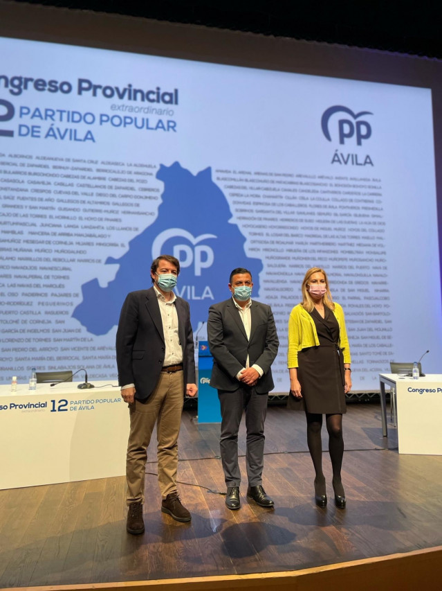 El presidente del PP de Castilla y León, y de la Junta, Alfonso Fernández Mañueco; el presidente del PP de Ávila, Carlos García, y la vicesecretaria de organización del PP, Ana Beltrán.