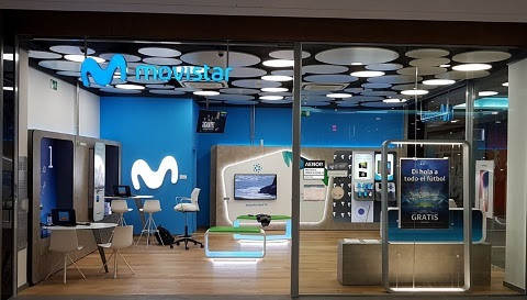 Archivo - Tienda de Movistar, marca del grupo Telefónica