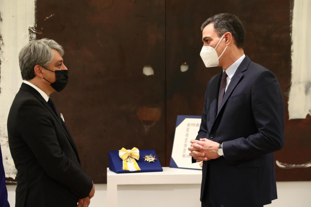 Luca de Meo y Pedro Sánchez.