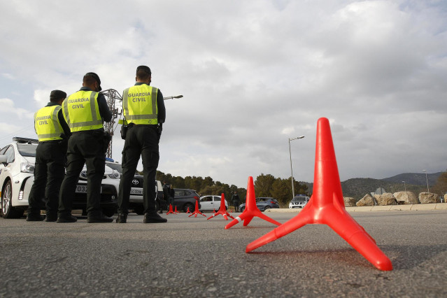 Varios agentes de la Guardia Civil durante un control en Palma de Mallorca