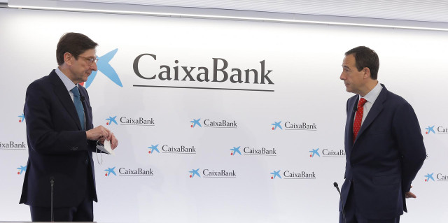 El presidente de CaixaBank, José Ignacio Goirigolzarri (i), y el consejero delegado de la entidad, Gonzalo Gortázar, a su llegada a una rueda de prensa en la Sede social de CaixaBank, en la Sede social de CaixaBank, Valencia, Comunidad Valenciana, (España