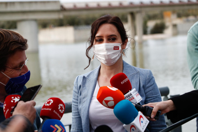 La presidenta de la Comunidad de Madrid y candidata a la reelección, Isabel Díaz Ayuso (d), y el alcalde de Madrid y portavoz nacional del PP, José Luis Martínez-Almeida (i) ofrecen declaraciones a los medios en el Parque Juan Carlos I, en Madrid (España)