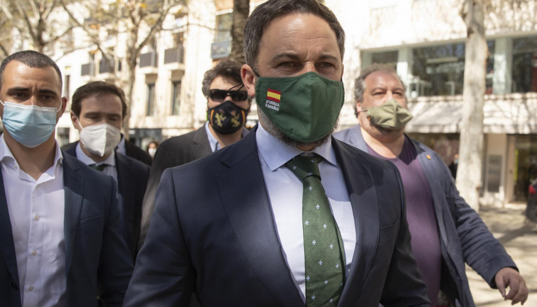 El presidente de Vox, Santiago Abascal (c), en la Plaza Nueva, a su llegada a la rueda de prensa para analizar los últimos acontecimientos de la actualidad política nacional. En Sevilla (Andalucía,