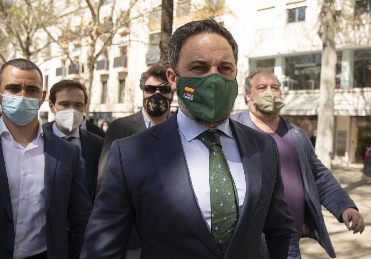 El presidente de Vox, Santiago Abascal (c), en la Plaza Nueva, a su llegada a la rueda de prensa para analizar los últimos acontecimientos de la actualidad política nacional. En Sevilla (Andalucía,