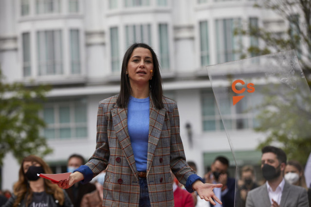 La líder de Ciudadanos, Inés Arrimadas durante la presentación de Edmundo Bal como candidato a la presidencia de la Comunidad de Madrid en la Plaza de Santa Ana, en Madrid (España), a 27 de marzo de 2021.