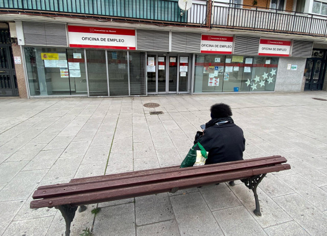 Archivo - Una persona espera en las inmediaciones de una Oficina de Empleo ubicada en Alcorcón, Madrid, (España)