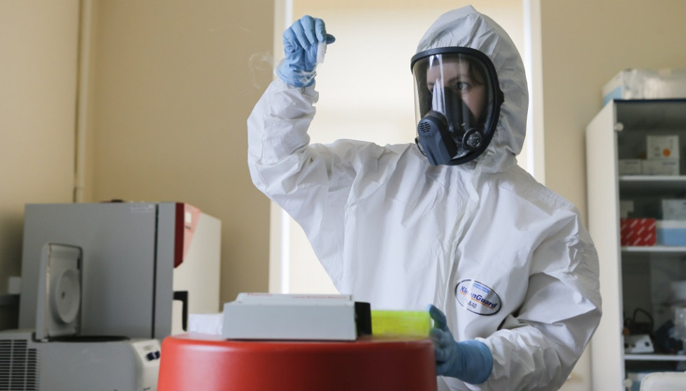 Una investigadora trabajando en el laboratorio de la vacuna rusa contra el coronavirus Sputnik V