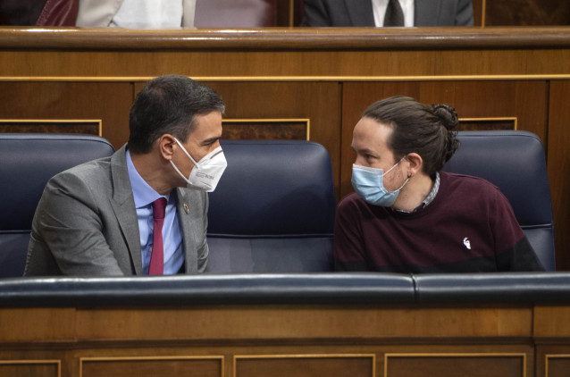 El presidente del Gobierno, Pedro Sánchez (i); conversa con el exicepresidente segundo del Gobierno, Pablo Iglesias.