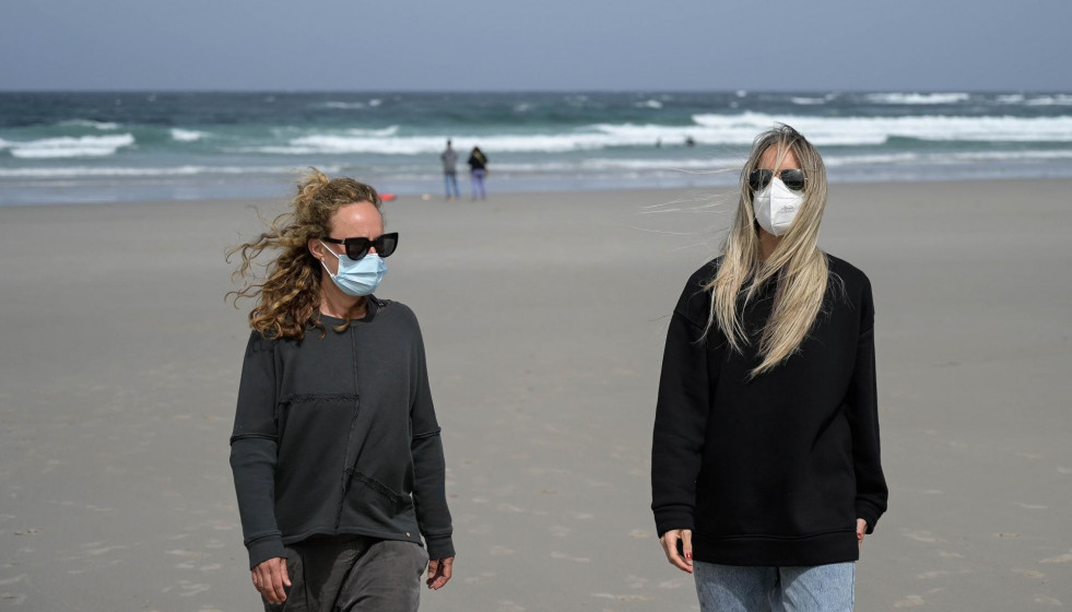 Dos mujeres llevan mascarilla en la Playa das Salseiras, a 3 de abril de 2021, en el municipio de A Laracha, A Coruña, Galicia (España). Desde el pasado miércoles es obligatorio el uso de mascarill