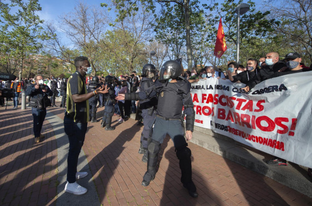 Varias personas participan en la concentración convocada en Vallecas contra Vox.