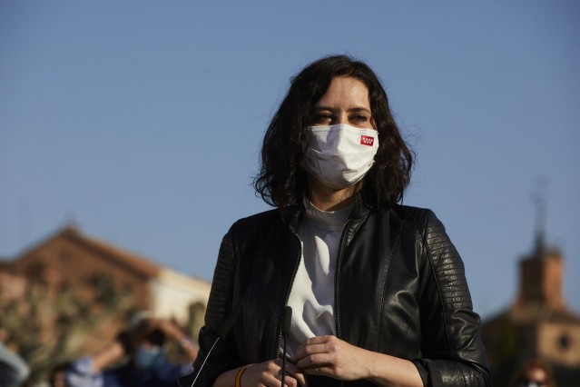 La presidenta de la Comunidad de Madrid y candidata a la reelección, Isabel Díaz Ayuso, visita uno de los comercios de la calle Mayor, a 6 de abril de 2021, en Alcalá de Henares, Madrid (España). La calle Mayor es una de las más importantes del casco hist