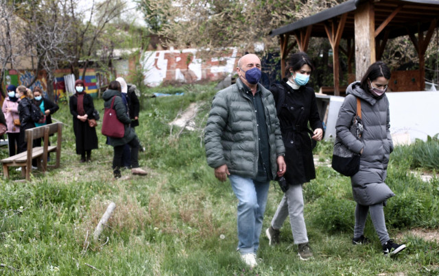 La candidata de Unidas Podemos a la Asamblea de Madrid, Isa Serra (2i) después de su reunión con asociaciones vecinales de la Cañada Real para discutir la situación de los y las vecinas en la Casita Para El Pueblo, en el Sector 5 de la Cañada Real, a 8 de