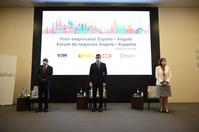 El presidente del Gobierno, Pedro Sánchez, y la ministra de Industria, Comercio y Turismo, Reyes Maroto, en el Foro Empresarial España-Angola en Luanda
