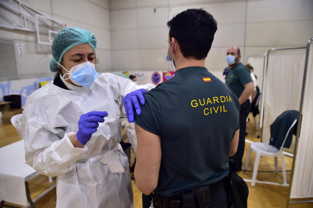 Un agente de la Guardia Civil recibe la primera dosis de la vacuna contra el covid-19