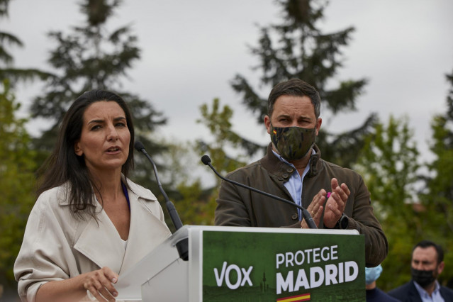 La candidata de Vox a la Presidencia de Madrid, Rocío Monasterio, y el líder nacional del partido y director de campaña, Santiago Abascal , en un acto de este 8 de abril