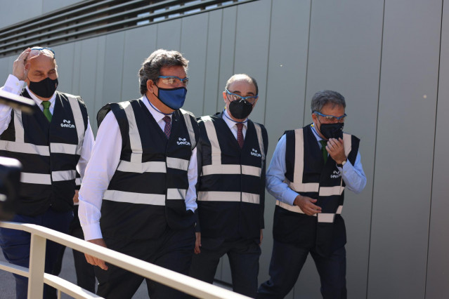 El alcalde de Burgo del Ebro, Vicente Miguel Royo; el ministro de Inclusión,, José Luis Escrivá; el presidente del Gobierno de Aragón, Javier Lambán, y el presidente del Grupo Saica, Ramón Alejandro Balet, visitan la planta de Saica.