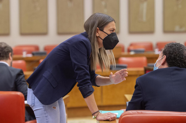 La portavoz de Junts, Miriam Nogueras, conversa durante una Junta de Portavoces en el Congreso de los Diputados, a 6 de abril de 2021, en Madrid (España).