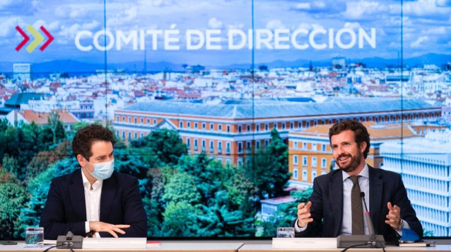 El líder del PP, Pablo Casado, junto al secretario general del PP, Tedoro García Egea, en la reunión del comité de dirección del PP. En Madrid, a 5 de abril de 2021.