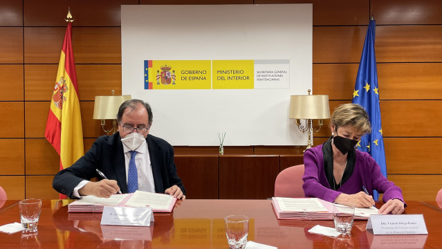 La presidenta del Consejo General de la Abogacía Española, Victoria Ortega, y el secretario general de IIPP, Ángel Luis Ortiz, firman un convenio para extender a todas las prisiones la asistencia letrada por videoconferencia.