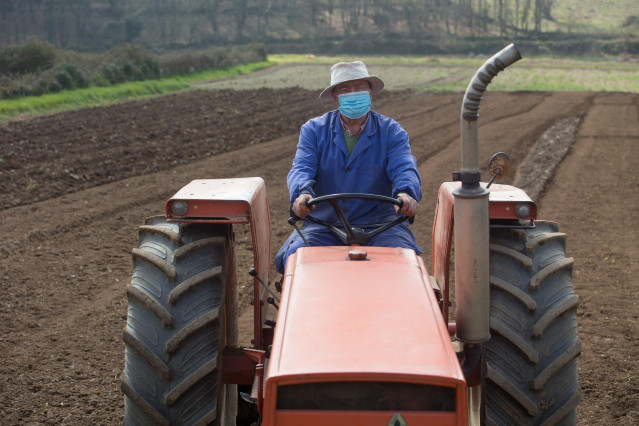 Un tractorista ara sus tierras