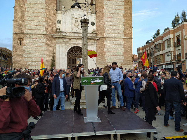 La candidata de Vox a la Presidencia de la Comunidad de Madrid, Rocío Monasterio, y el presidente de la formación, Santiago Abascal.