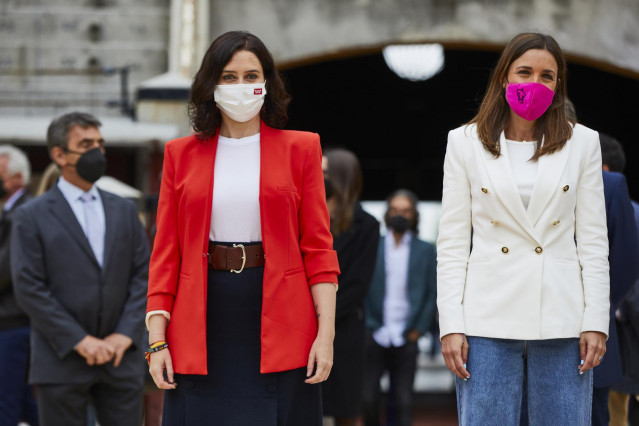 La presidenta de la Comunidad de Madrid, Isabel Díaz Ayuso (i) y la viuda de Víctor Barrios, Raquel Sanz (d) posan durante su visita en la plaza de toros de Las Ventas, a 8 de abril de 2021, en Madrid (España). Todos han realizado la visita para conocer e