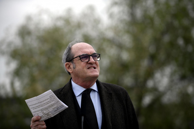 El candidato del PSOE a la Presidencia de la Comunidad de Madrid, Ángel Gabilondo, interviene en una rueda de prensa durante su visita por Alcorcón, a 8 de abril de 2021, en Alcorcón, Madrid (España). Con el lema ‘Gobernar en serio’, Gabilondo ha recorrid