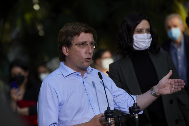 La presidenta de la Comunidad de Madrid y candidata a la reelección, Isabel Díaz Ayuso (d), y el portavoz nacional del Partido Popular, José Luis Martínez-Almeida (i), durante una visita a los comercios del distrito madrileño de Tetuán, a 5 de abril de 20