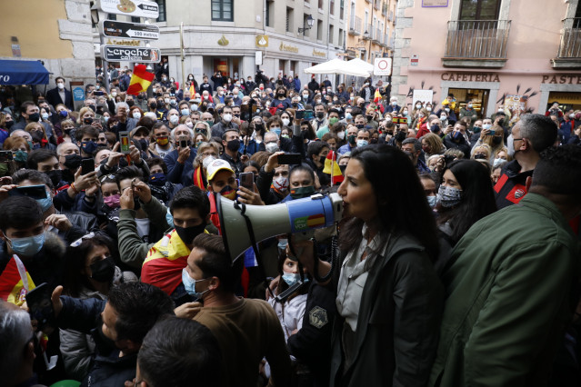 La candidata de Vox a la Presidencia de Madrid, Rocío Monasterio, en el acto de precampaña de Vox en la plaza de San Lorenzo en San Lorenzo de El Escorial.