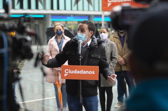 El candidato de Ciudadanos (Cs) a la Presidencia de la Comunidad de Madrid, Edmundo Bal interviene en las inmediaciones del Wizink Center durante su visita a los cuartos de final del World Padel Tour, a 9 de abril de 2021, en el WiZink Center, Madrid, (Es