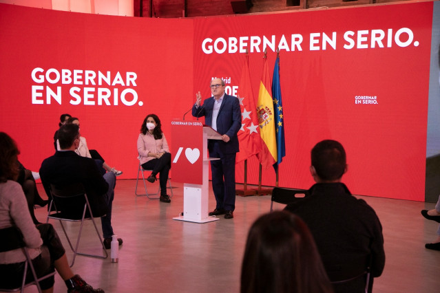 El candidato del PSOE a la Presidencia de la Comunidad de Madrid, Ángel Gabilondo, en un acto de campaña con miembros del partido
