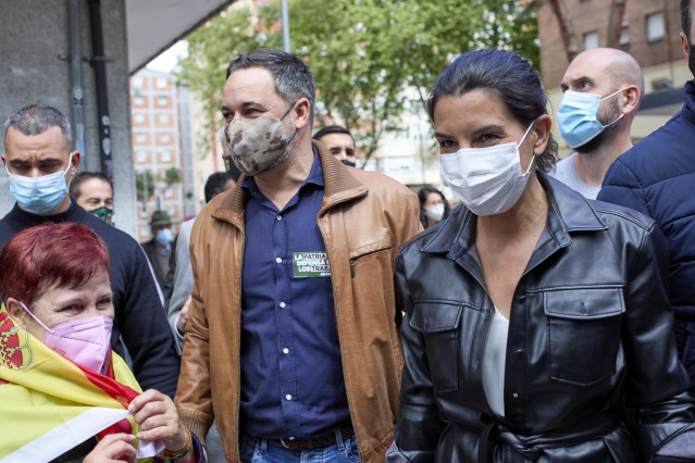 El presidente de Vox, Santiago Abascal (i), y la candidata de Vox a la Presidencia de la Comunidad de Madrid, Rocío Monasterio (d), durante un acto del partido en el distrito de Ciudad Lineal, a 11 de abril de 2021, en Madrid (España).