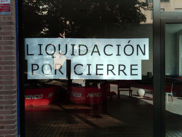 Archivo - Cartel de liquidación por cierre