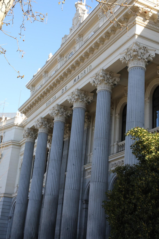 Archivo - Exterior del Palacio de la Bolsa