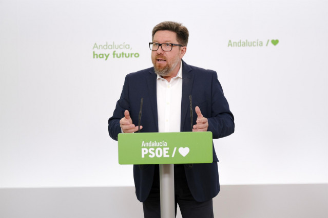 El portavoz adjunto del PSOE-A en el Parlamento andaluz Rodrigo Sánchez Haro en rueda de prensa.