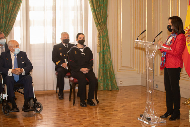 La ministra de Defensa, Margarita Robles, en la ceremonia de imposición del distintivo de mérito 'Juan Sebastián de Elcano'